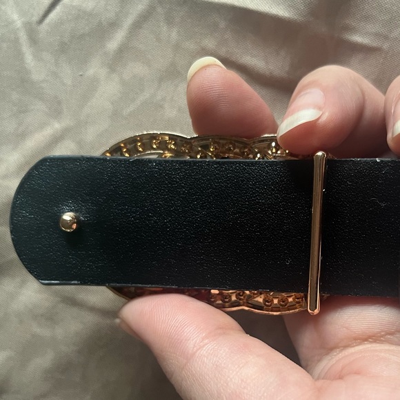 SOLD- FREE W/ BUNDLE Rose gold buckle faux leather belt - Picture 4 of 4